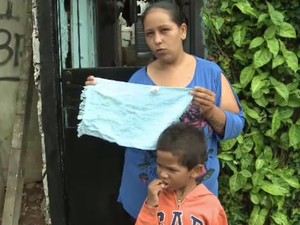 Qualidade da toalhinha é questionada pelas mães de alunos de Atibaia (Foto: Reprodução / TV Vanguarda)