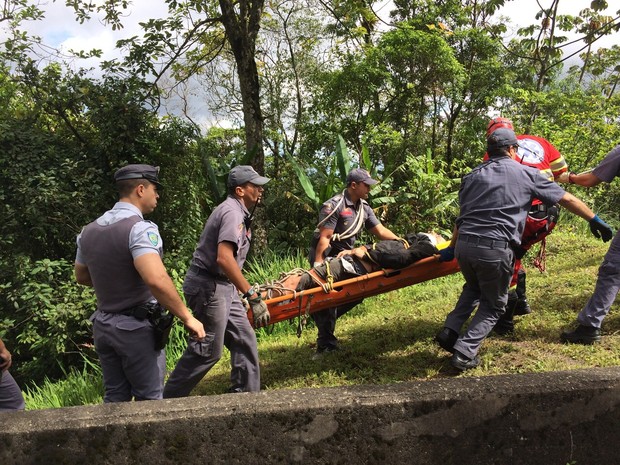Homem foi resgatado por equipes do Corpo de Bombeiros (Foto: Cristiane Amaral / TV Tribuna)