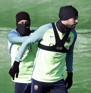 Piqué e Neymar no treino do Barcelona (Foto: EFE)
