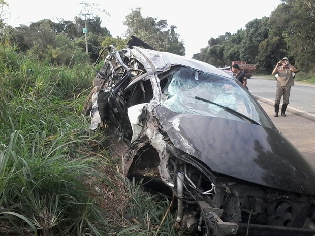 Carro bateu de frente com caminhão em rodovia de Tatuí (Foto: Divulgação/Corpo de Bombeiros)