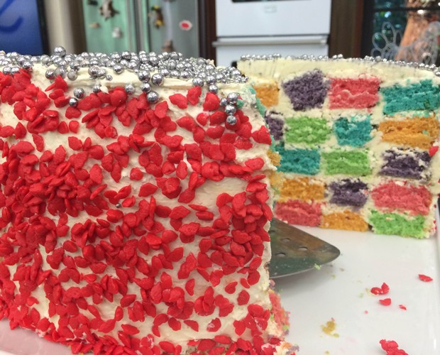 Use a criatividade para cobrir o bolo com seus confeitos preferidos (Foto: Gshow)