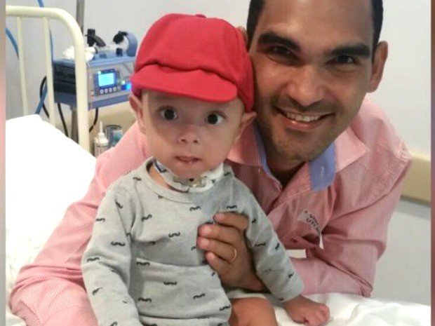 Sérgio e o filho Arthur Gabriel em hospital de São Paulo (Foto: Arquivo Pessoal/Sérgio Freitas Santos)