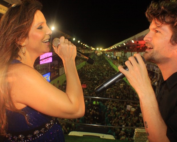 Ivete Sangalo cantando ao lado de Saulo Fernandes em show (Foto: Divulgação / Fred Pontes) Ivete Sangalo cantando ao lado de Saulo Fernandes em show (Foto: Divulgação / Fred Pontes)