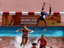 Panamenha erra na prova com obstáculos e cai de cara na água