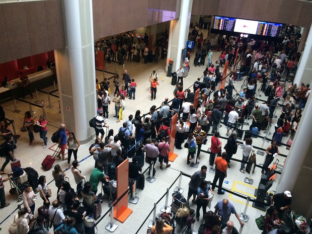 Aeroporto Santos Dumont tem filas nesta sexta-feira (Foto: Matheus Rodrigues/G1)