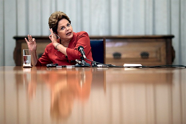 DISCURSO A presidente Dilma, durante entrevista no Palácio da Alvorada. Pressionada pelos adversários, ela radicalizou suas propostas na economia (Foto: Ueslei Marcelino/Reuters)