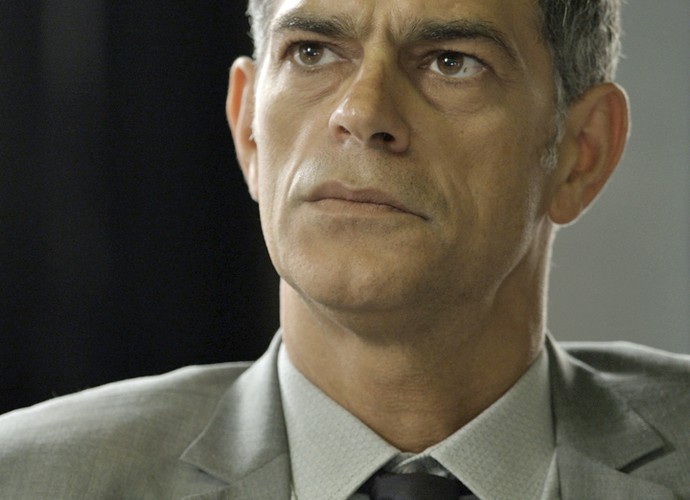 Orlando procura Gibson após ordem de Zé Maria (Foto: TV Globo)