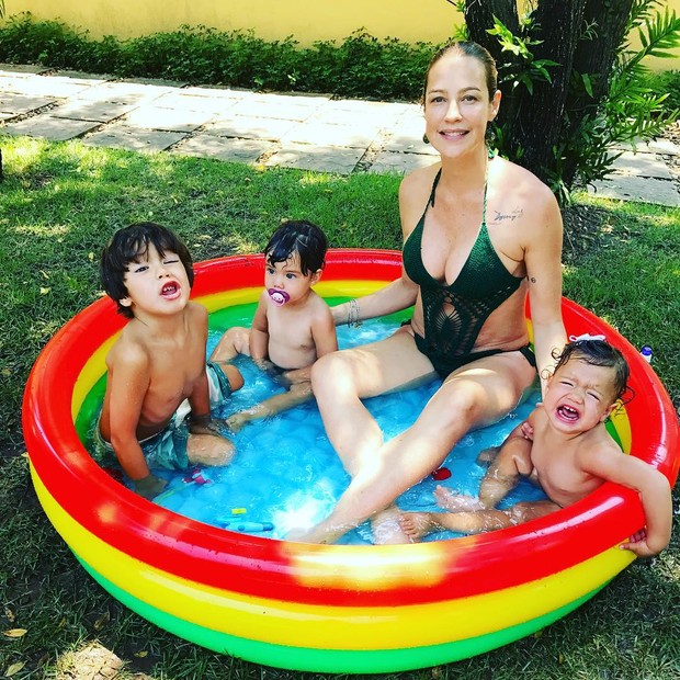 Luana Piovani curte piscina de plástico com os filhos (Foto: Reprodução/Instagram)
