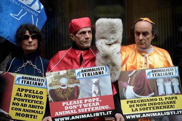 Ativistas pró-direitos animais protestam contra alfaiate papal nesta sexta-feira (8) (Foto: AFP)