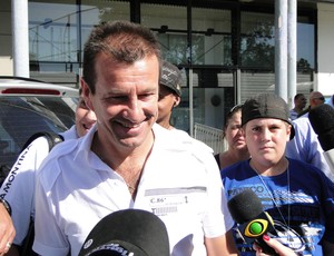 Dunga deu autógrafos e tirou fotos no Olímpico (Foto: Hector Werlang/Globoesporte.com)