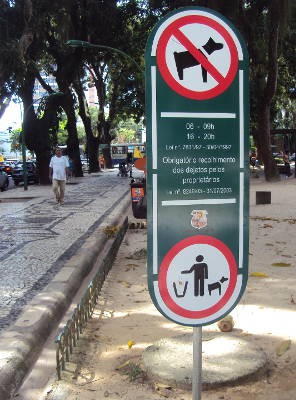 Placa indica a proibição na praça Batista Campos, em Belém. (Foto: Thais Rezende/ G1 PA)