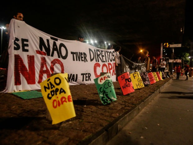 Manifestantes ocupam o Vão Livre do Masp na Avenida Paulista em São Paulo, SP, na madrugada deste sábado (25). O ato é integrado com a manifestação contra a Copa do Mundo que será realizado na tarde deste sábado. (Foto: Gabriela Biló/Futura Press/ Estadão Conteúdo)