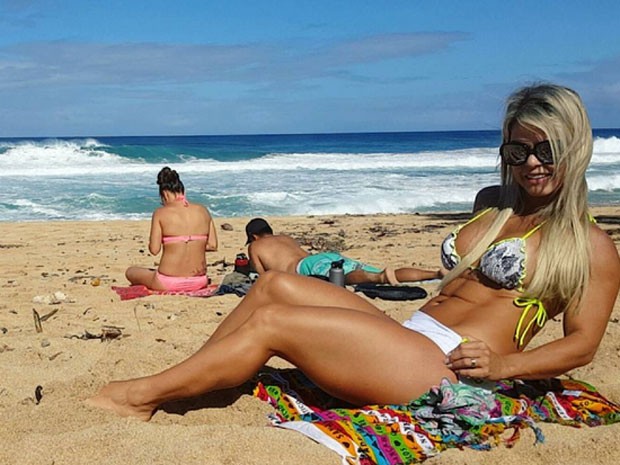 Cristianne Rodriguez exibe o corpo sarado em praia no Havaí (Foto: Instagram/ Reprodução)