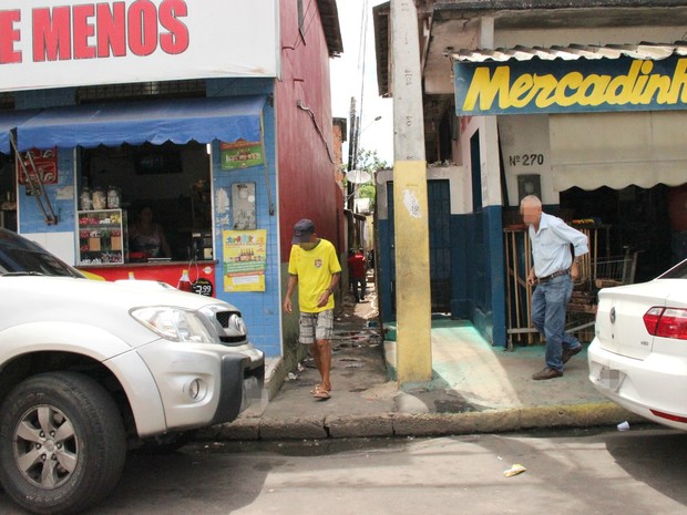 Moradores do Beco São João, no bairro Compensa 2, ouviram os tiros disparados contra o morador de rua (Foto: Ive Rylo / G1 AM)
