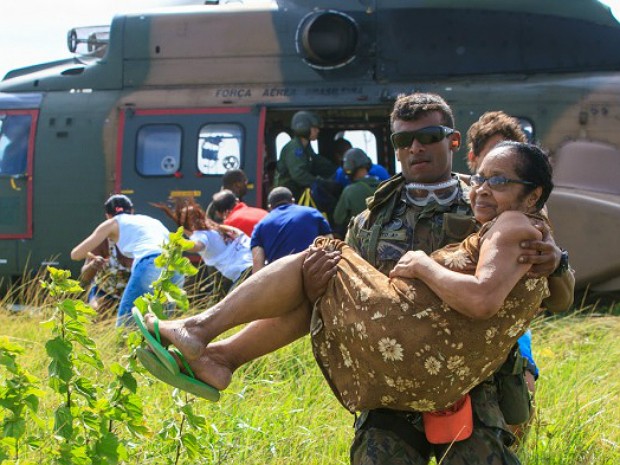 Militar da FAB regata idosa no Norte do Espírito Santo (Foto: Sargento Batista/ Agência Força Aérea)