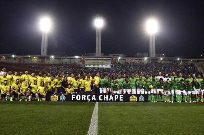 pelada neymar robinho (Foto: Marcos Ribolli)