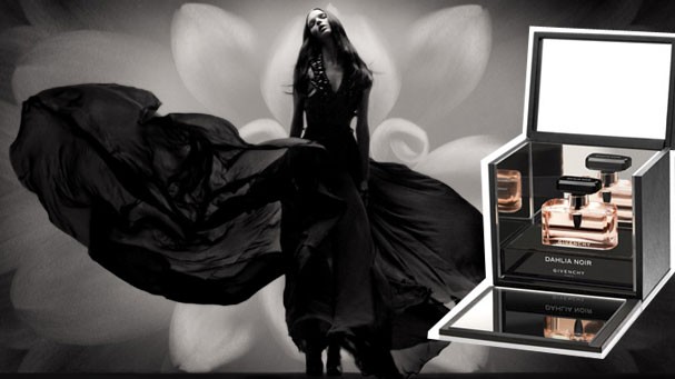 O anjo dark da campanha de Dahlia Noir, o primeiro perfume criado por Tisci para Givenchy (Foto: Divulgação e Reprodução)