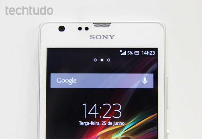 Tela do Xperia SP tem ótima resolução, mas é difícil enxergá-la sob a luz do sol (Foto: Isadora Díaz/TechTudo) Tela do Xperia SP tem ótima resolução, mas é difícil enxergá-la sob a luz do sol (Foto: Isadora Díaz/TechTudo)