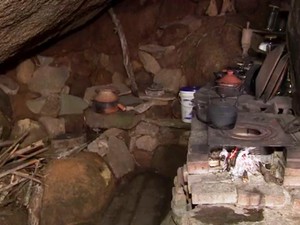 Espaço funciona como cozinha na caverna  (Foto: RBS TV/Reprodução)