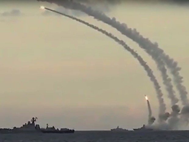 Imagem de um vídeo divulgado na sexta (20) mostra um navio russo disparando mísseis no Mar Cáspio durante ataque ao Estado Islâmico na Síria (Foto: AFP Photo/Russian Defence Ministry)