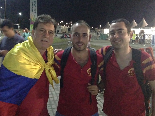 Colombianos Andres, Nicolas e Diego acharam comida local pesada, mas aprovaram refeição típica (Foto: Luna Markman / G1)
