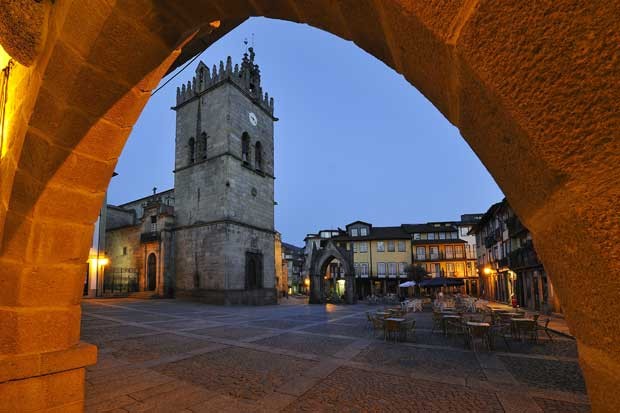 Praça de Guimarães, cidade portuguesa que foi Capital Europeia da Cultura em 2012 (Foto: Jean-Baptiste Rabouan/ hemis.fr/ Getty Images)