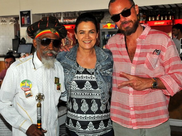 Bunny Wailer, Cindy Breakspeare e Marcos Campos, um dos sócios do Cafe de la Musique (Foto: Cassiano de Souza)