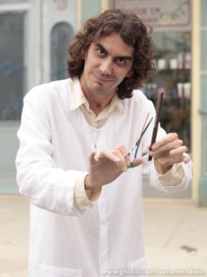 Além de barbeiro, Totó também é maestro da filarmônica Saramandaia  (Foto: TV Globo/Saramandaia)