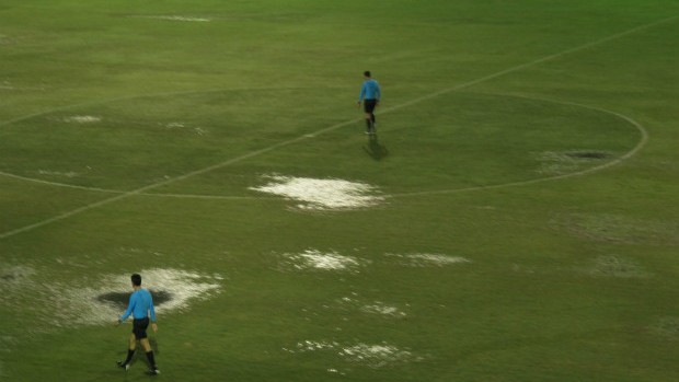 Árbitros fazem vistoria no gramado do estádio Moisés Lucarelli (Foto: Gustavo Serbonchini / globoesporte.com)