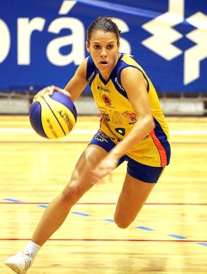 Natalia Burian basquete (Foto: Divulgalção / CBB)