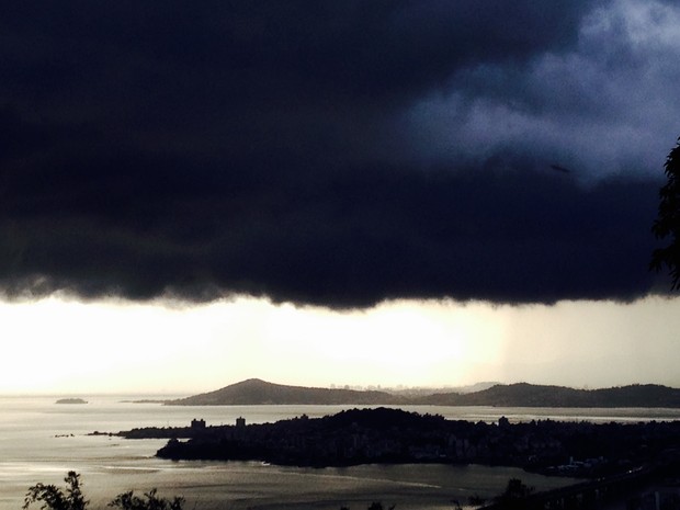 Tempestade se formou no final da tarde desta segunda, na Grande Florianópolis (Foto: Anselmo Prada/RBS TV)