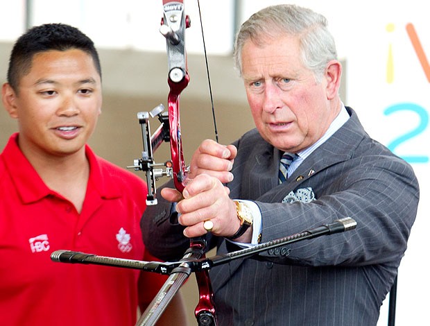 Príncipe Charles durante visita a atletas no Canadá (Foto: Reuters)