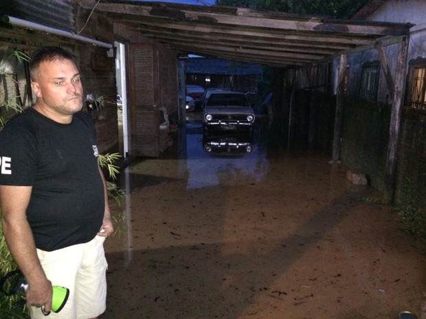 Morador de Viamão lamenta alagamento de sua casa durante o temporal (Foto: Juliano Posada/RBS TV) Morador de Viamão lamenta alagamento de sua casa durante o temporal (Foto: Juliano Posada/RBS TV)