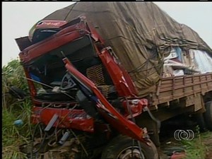 Motorista de caminhão bateu na traseira de outro veículo  (Foto: Reprodução/TV Anhanguera)