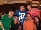 Rodrigo Simas e Bruno Gissoni almoçam com a família