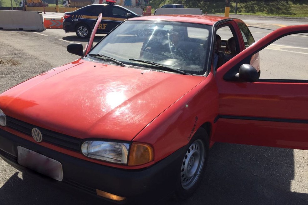 Carro clonado e furtado trafegava com excesso de passageiros  (Foto: PRF/Divulga&ccedil;&atilde;o)