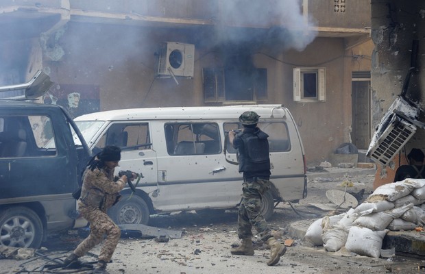 Grupos rivais trocam tiros no meio de uma das principais avenidas de Benghazi, uma das maiores cidades do País. Para muitos, a Líbia é o novo Iraque (Foto: ASSOCIATED PRESSAP)