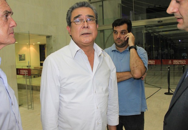 Pedro Melo, cunhado de Jair Rodrigues, chega ao seu velório  (Foto: Celso Tavares/EGO)