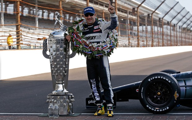 Tony Kanaan troféu 500 Milhas de Indianapolis Indy 500 (Foto: Agência Getty Images)