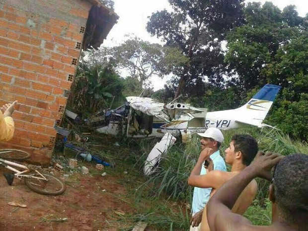 O avião monomotor caiu e provocou a morte de uma criança, em Araguaína (Foto: Ronaldo Dias Melo Júnior/Arquivo Pessoal)