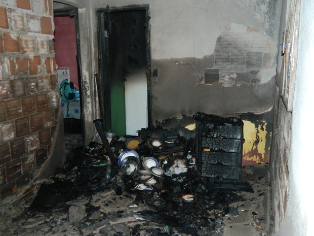 Casa ficou destruída após o incêndio. (Foto: Kaleo Martins / G1)