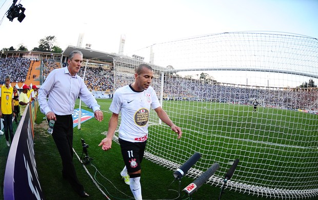 Emerson deixa o gramado revoltado, ao lado do técnico Tite (Foto: Marcos Ribolli/Globoesporte.com) Emerson deixa o gramado revoltado, ao lado do técnico Tite (Foto: Marcos Ribolli/Globoesporte.com)