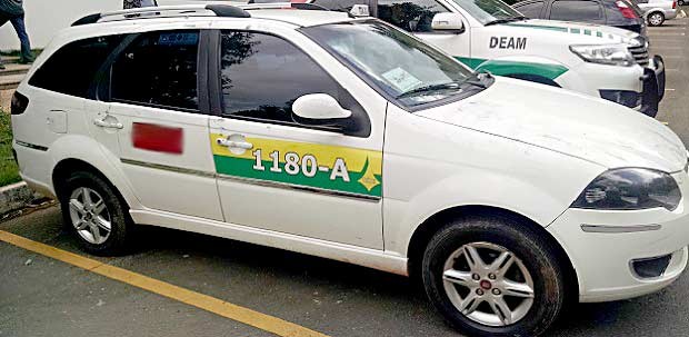 Táxi que era dirigido por suspeito de estuprar passageira perto do Aeroporto JK, em Brasília (Foto: Gustavo Schuabb/G1) Táxi que era dirigido por suspeito de estuprar passageira perto do Aeroporto JK, em Brasília (Foto: Gustavo Schuabb/G1)