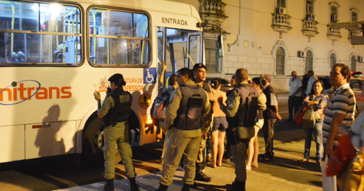 G1 Jovem é esfaqueado em tentativa de assalto em ônibus em João