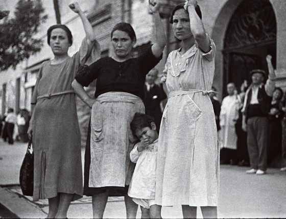 Mulheres assistem ao funeral de general em Valencia (Gerda Taro,1937) (Foto: Chim (David Seymour))
