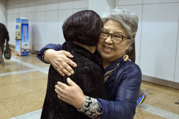 Sandra Suh abraça outra mulher ao chegar ao aeroporto de Pequim nesta quinta-feira (9) após ser deportada pela Coreia do Norte (Foto: Ng Han Guan/AP) Sandra Suh abraça outra mulher ao chegar ao aeroporto de Pequim nesta quinta-feira (9) após ser deportada pela Coreia do Norte (Foto: Ng Han Guan/AP)