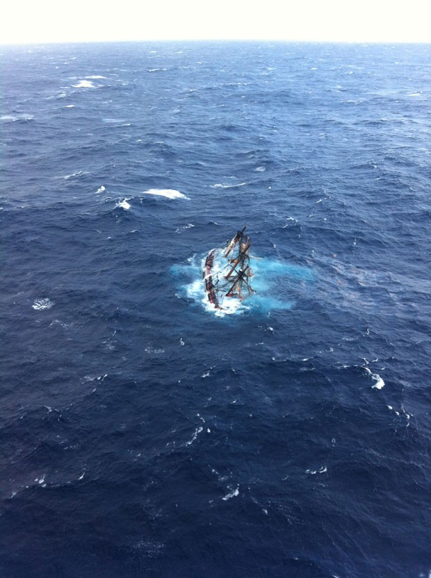 O veleiro canadense HMS Bounty é visto praticamente submerso por inteiro após o naufrágio (Foto: AP/Petty Officer 2nd Class Tim Kuklewski/Guarda Costeira dos EUA)