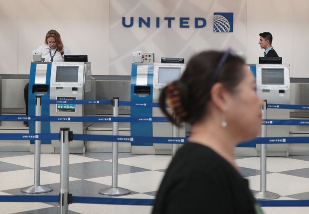 Logo da companhia aérea United Airlines é visto em aeroporto de Chicago (Foto: Scott Olson/Getty Images)