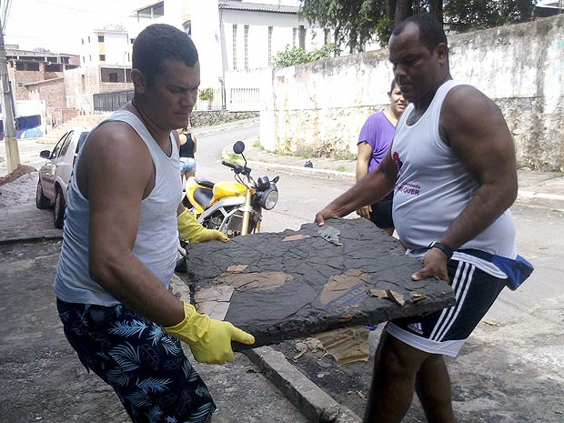 Mutirão tapa-buracos em São Cristovão, Bahia (Foto: Vitor Melo/ Arquivo Pessoal)