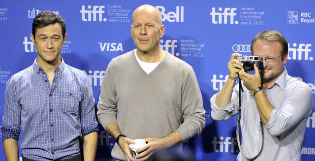 Os atores Joseph Gordon-Levitt e Bruce Willis, de 'Looper', posam no Festival de Toronto 2012 ao lado do diretor do longa, Rian Johnson (Foto: Mike Cassese/Reuters)